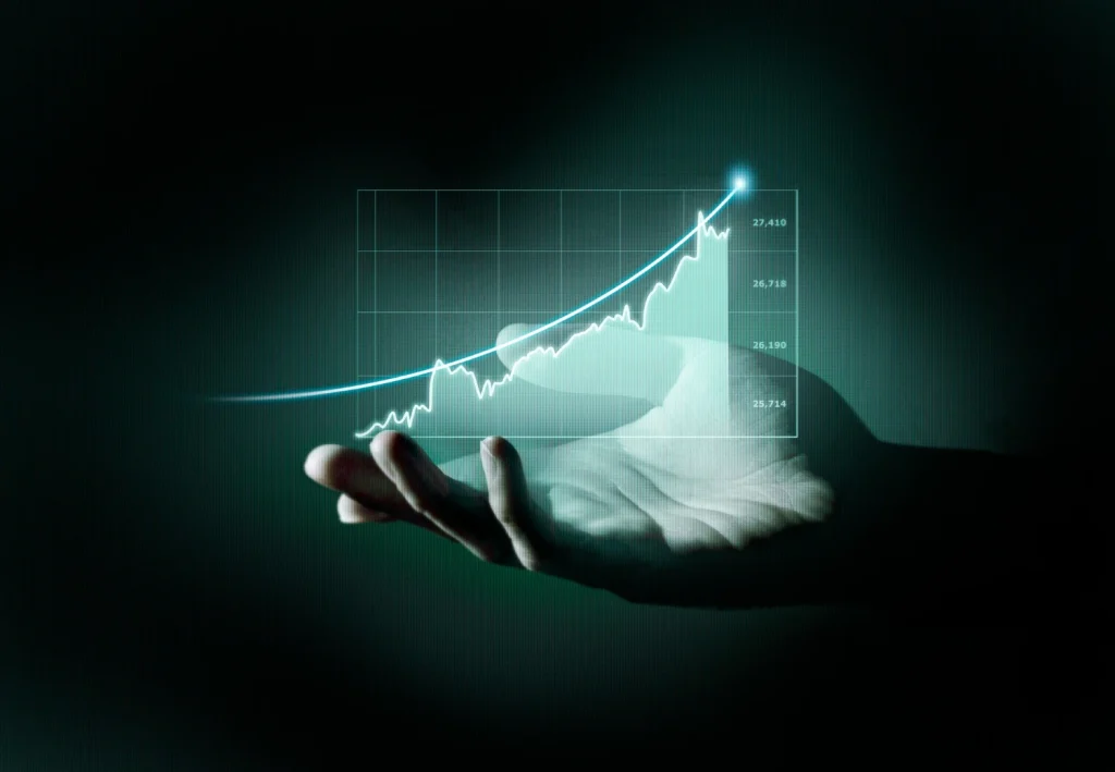 Imagem de uma mão segurando uma projeção de crescimento financeiro, simbolizando investimentos para iniciantes com pouco dinheiro e estratégias de começo