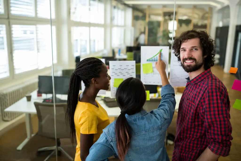 Equipe de profissionais discutindo habilidades comportamentais essenciais para o mercado de trabalho em 2026, destacando a importância das soft skills.
