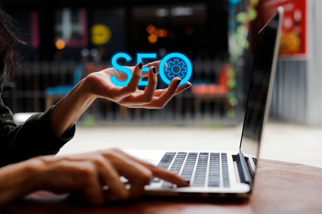 Imagem ilustrativa de uma pessoa ajustando configurações de SEO em um laptop, destacando a importância de evitar erros que prejudicam vendas locais diariamente.