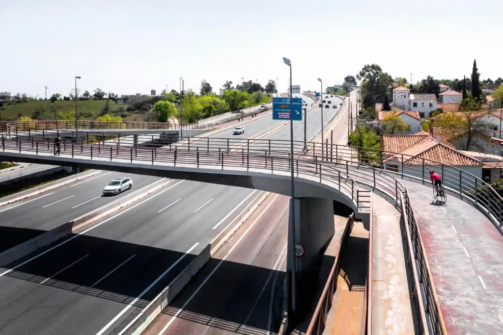 Imagem de um viaduto com sinalizadores solares ao longo da estrutura, destacando o uso correto de sinalizadores solares para segurança, eficiência e sustentabilidade no trânsito urbano.