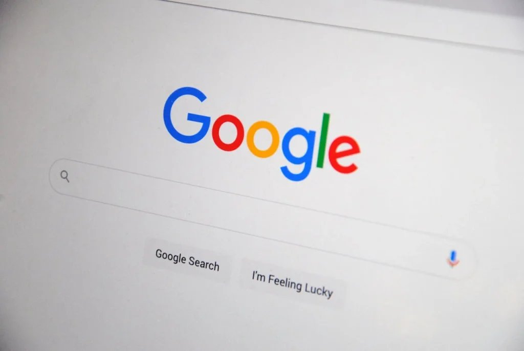 Foto de uma tela com o logotipo do Google e a barra de pesquisa em destaque, ilustrando como as empresas podem aumentar sua visibilidade no Google de forma estratégica com busca e otimização.